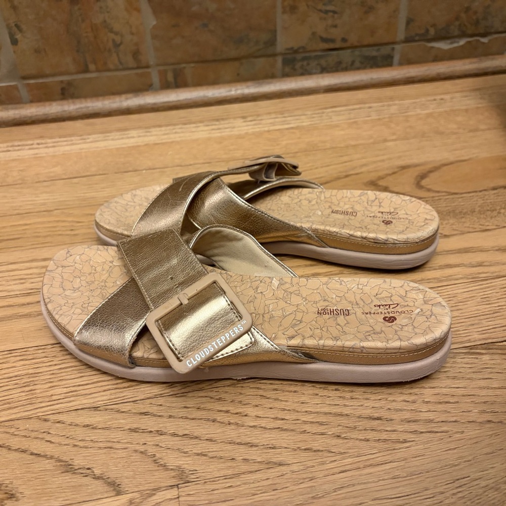 Clarks Cloudsteppers June Shell Sandals Rose Gold Metallic - Picture 2 of 7